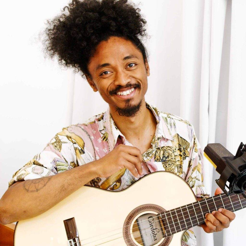 Der Sound von Embokazomanga ist eine Mischung aus gefühlvollem Gesang, melodischen Gitarrenlinien und einer starken spirituellen Präsenz.